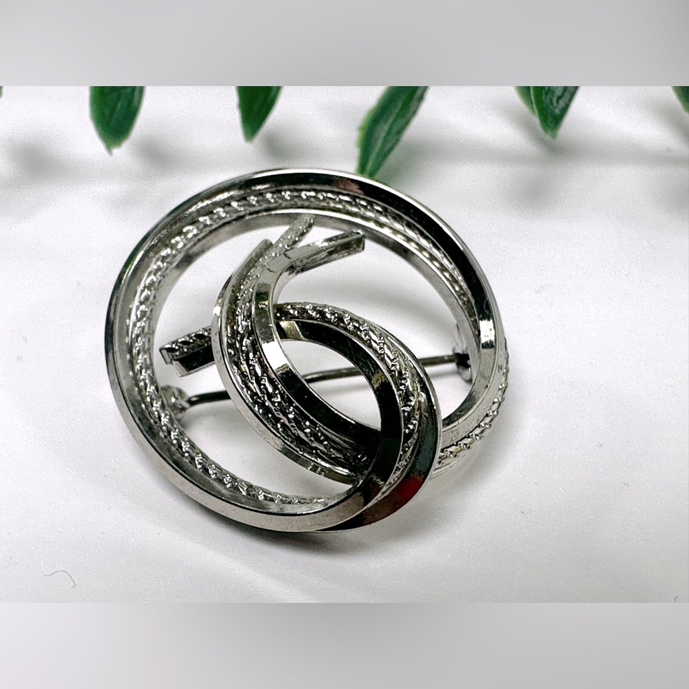 🤍Vintage Silver Tone Swirl Brooch